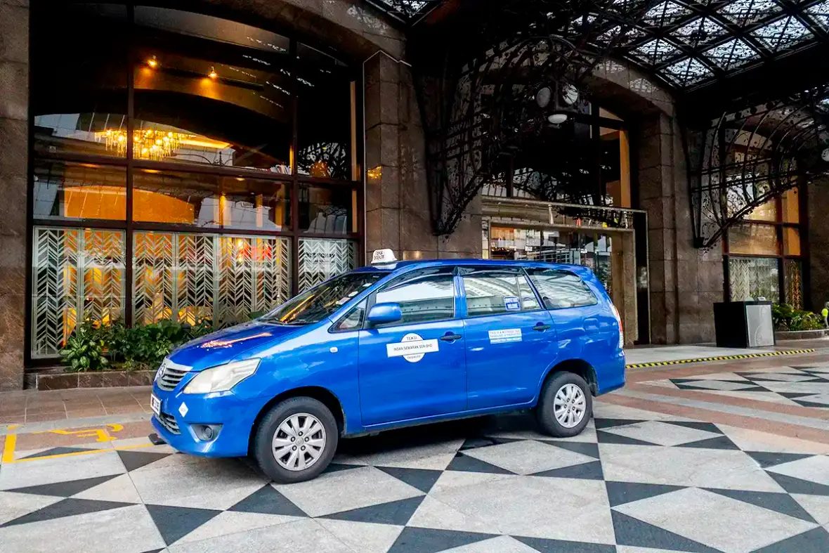 My Little Taxi Toyota Innova waiting at a Kuala Lumpur hotel for a private day trip